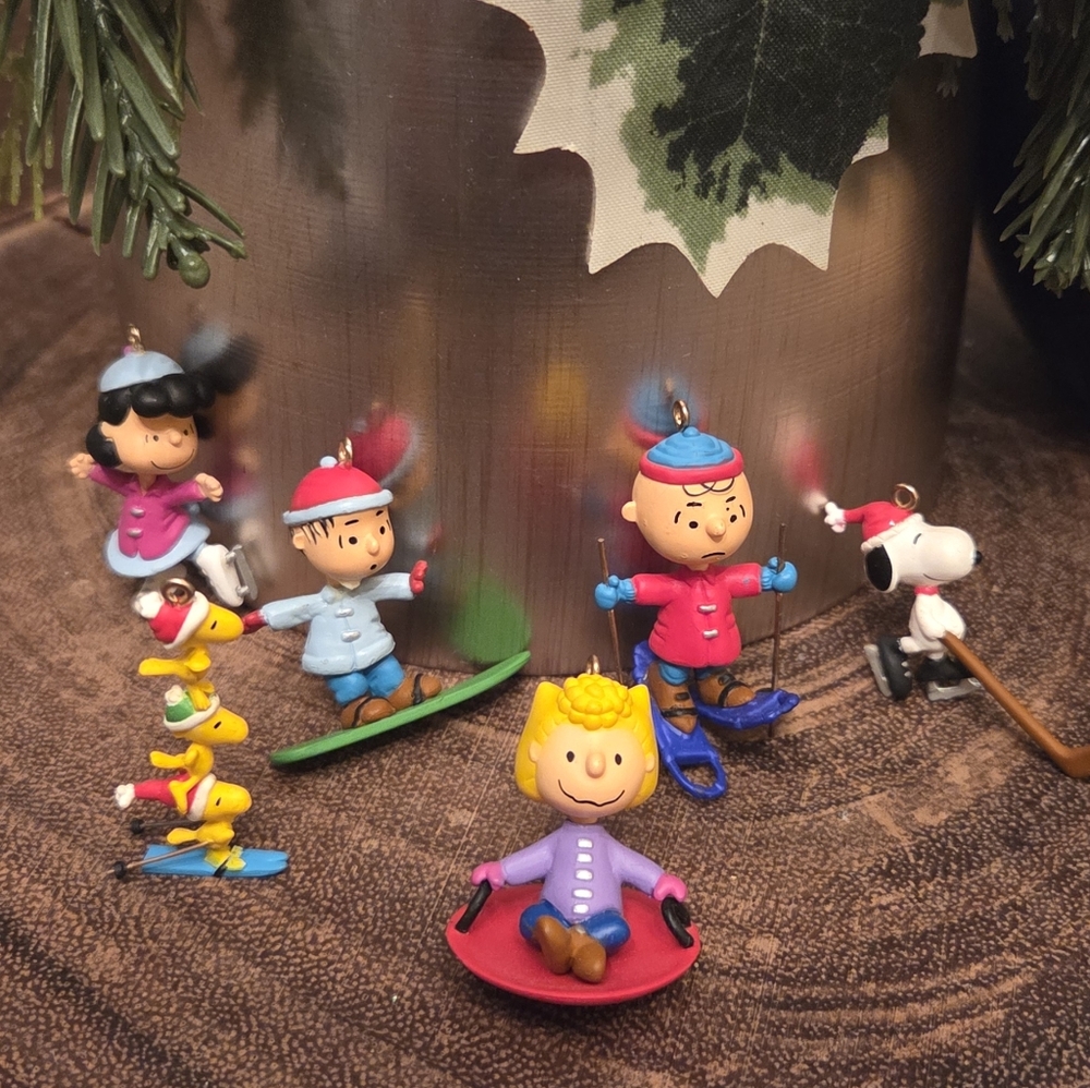 PEANUTS Hallmark Winter Sports Mini Ornamnents